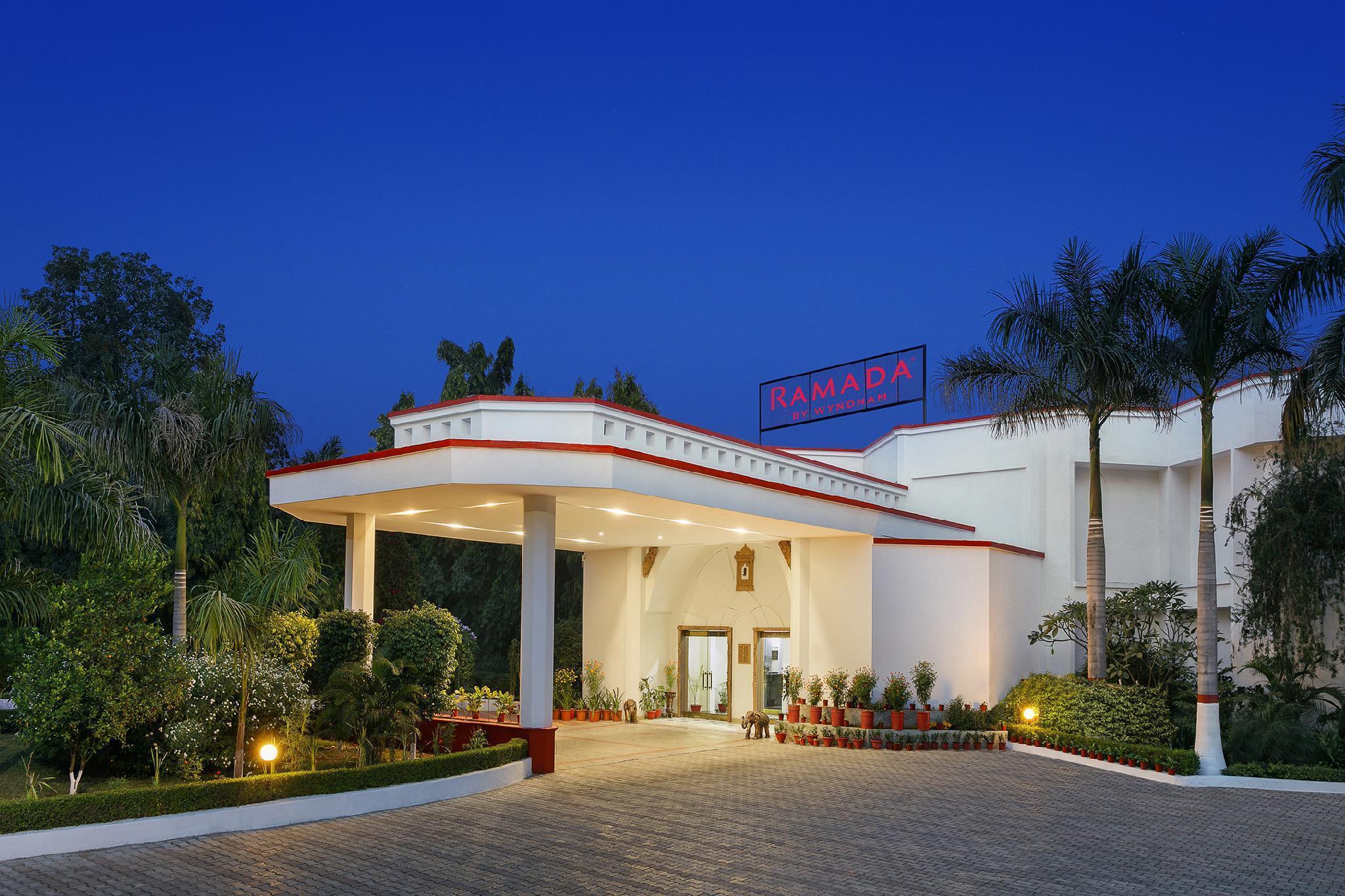 Ramada Khajuraho Hotel Exterior photo